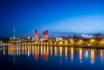 La capitale dell'Azerbaigian, Baku, riflessa nelle acque del Mar Caspio
