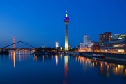 Skyline di Düsseldorf in notturna