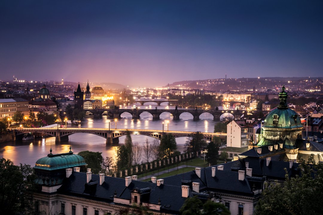 Panorama di Praga in notturna