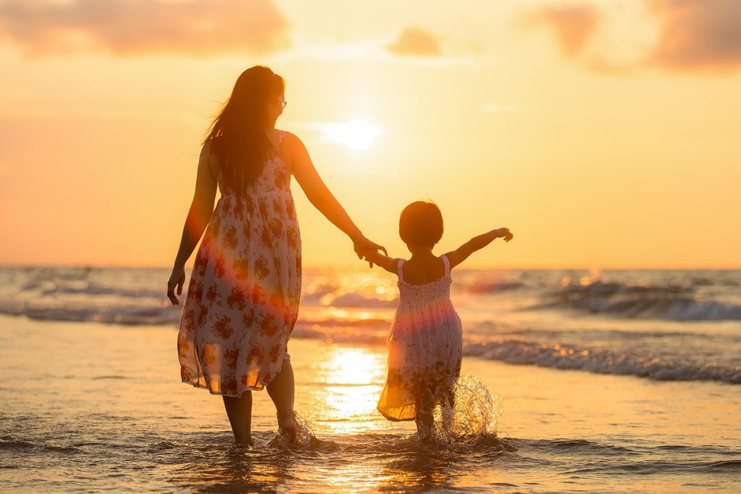 Mamma e bambino in spiaggia