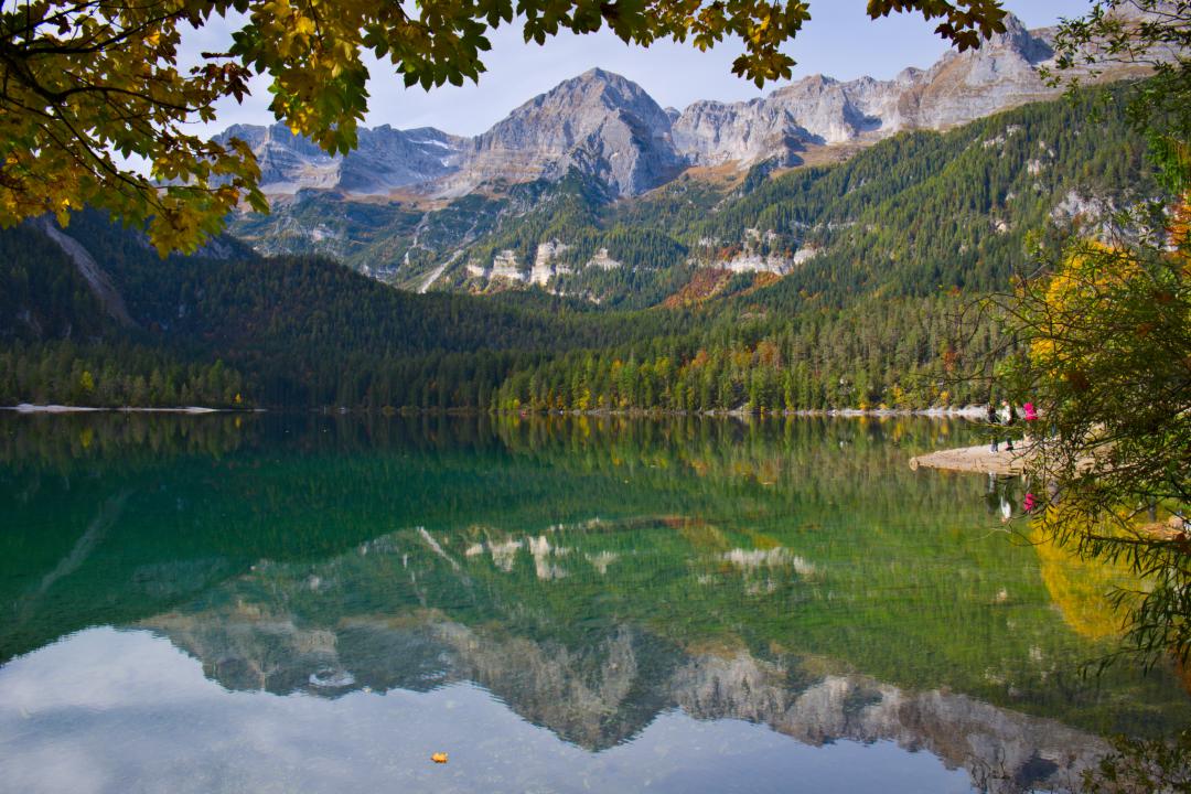 Il Lago di Tovel in autunno, con le Dolomiti del Brenta sullo sfondo